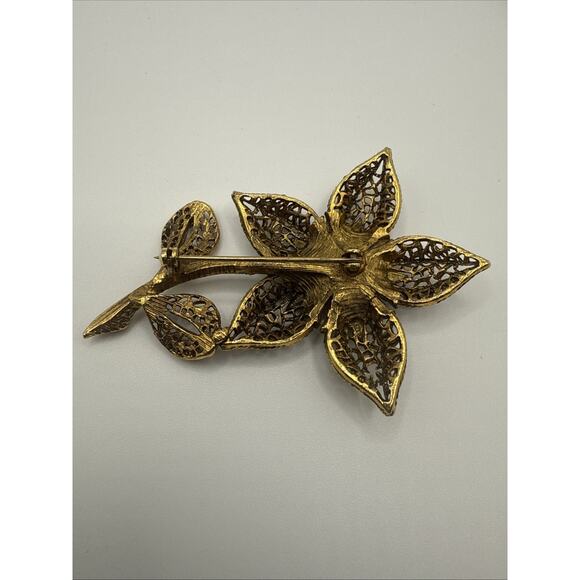 Vintage Lot of Two Brooches Floral Pink Red Lucite Gold Tone Filigree - Picture 3 of 9